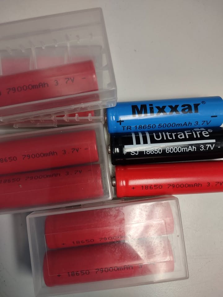 New 3 .7V High Quality18650 Lithium ion batteries Rechargeable Battery and Charger